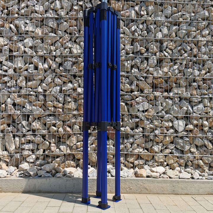 Kokoonpantu teräksinen runko 2x2m kokoontaitettavalle teltalle – tilansäästö ja helppo käsitellä markkinamyyjille.