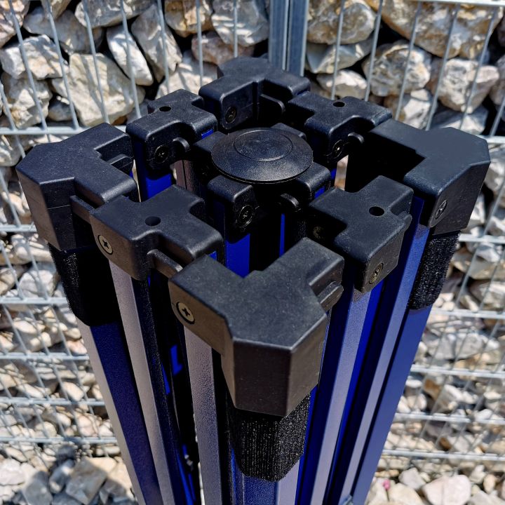 Ylhäältä näkymä taitettavan teltan saksimekanismista – yksityiskohta nopeasta kokoamisesta myyntiteltalle.